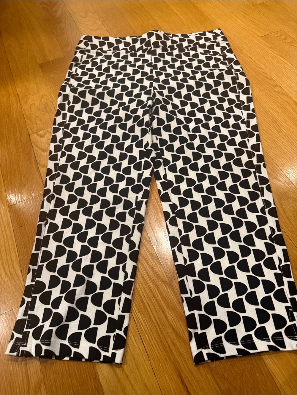NWT Chico’s travelers collection dot crepe crop pants size 1.medium (8-10)